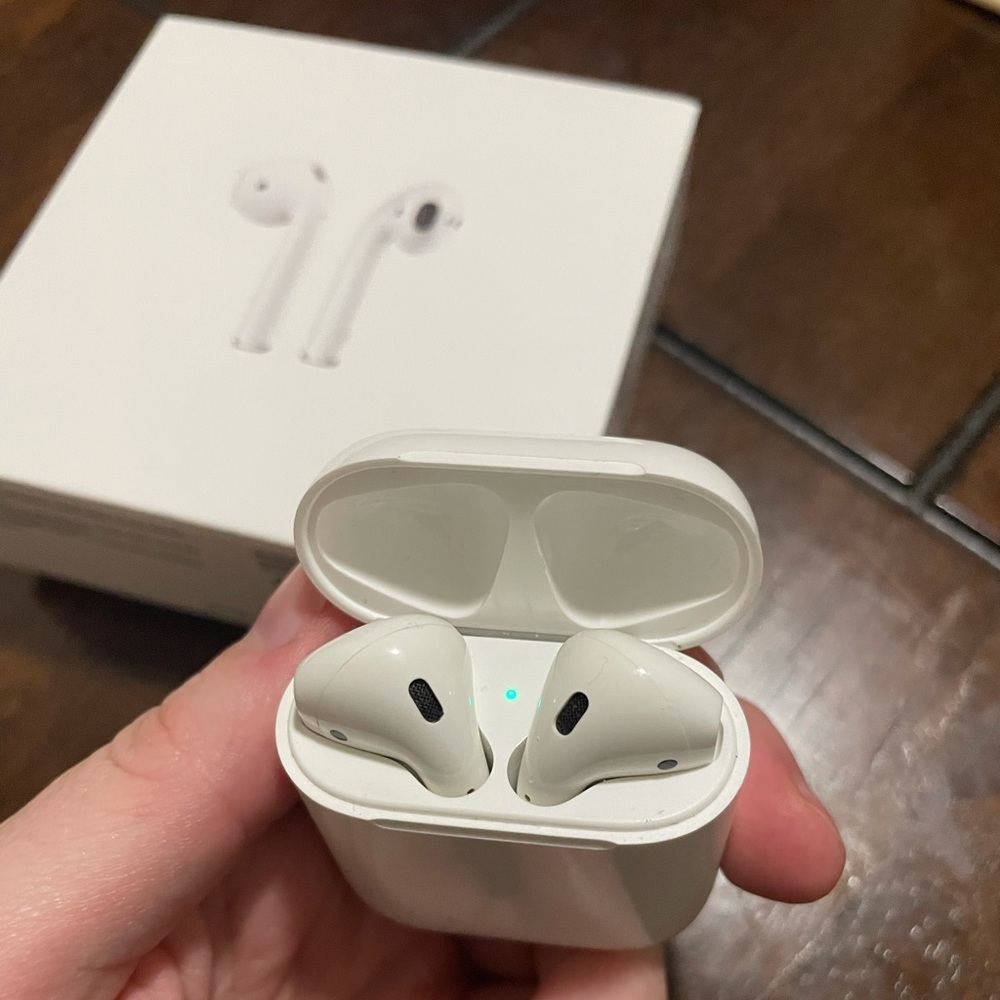 Apple airpods 2nd generation with charging case